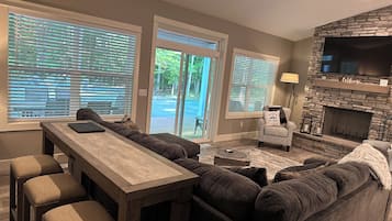 Smart TV, caminetto, videogiochi, libri