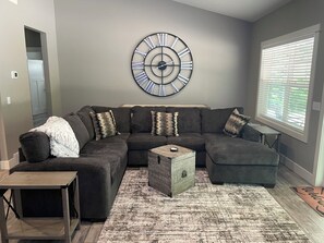 Älytelevisio, takka, videopelejä, kirjoja