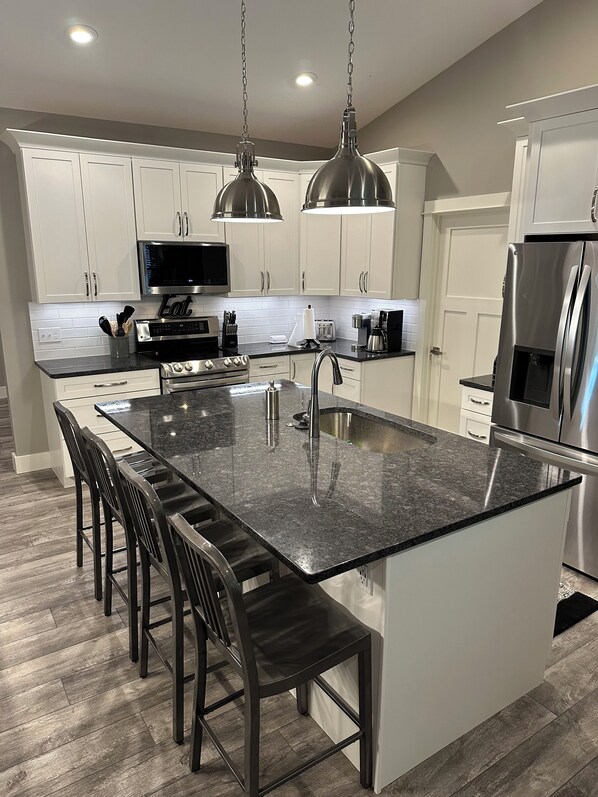 Jääkaappi, mikroaaltouuni, uuni, liesi