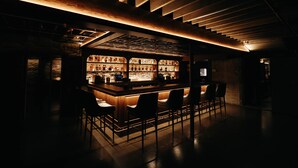 A bar area with a wooden ceiling and bar stools. - XCHNG 4 Apartments Downtown. Side by Side. (Effingham)