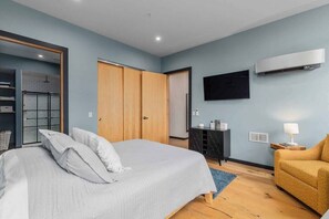 6 slaapkamers, een strijkplank/strijkijzer, reisbedje, wifi