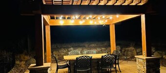 Cheerful Cabin with large stone patio and hot tub, next to trails!!