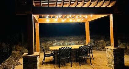 Cheerful Cabin with large stone patio and hot tub, next to trails!!