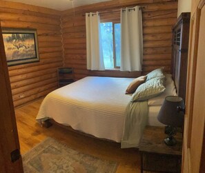 3 bedrooms, desk, iron/ironing board, travel crib