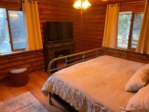 3 chambres, bureau, fer et planche à repasser, lit de bébé portatif