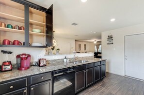 Kjøleskap, ovn og kokeplater