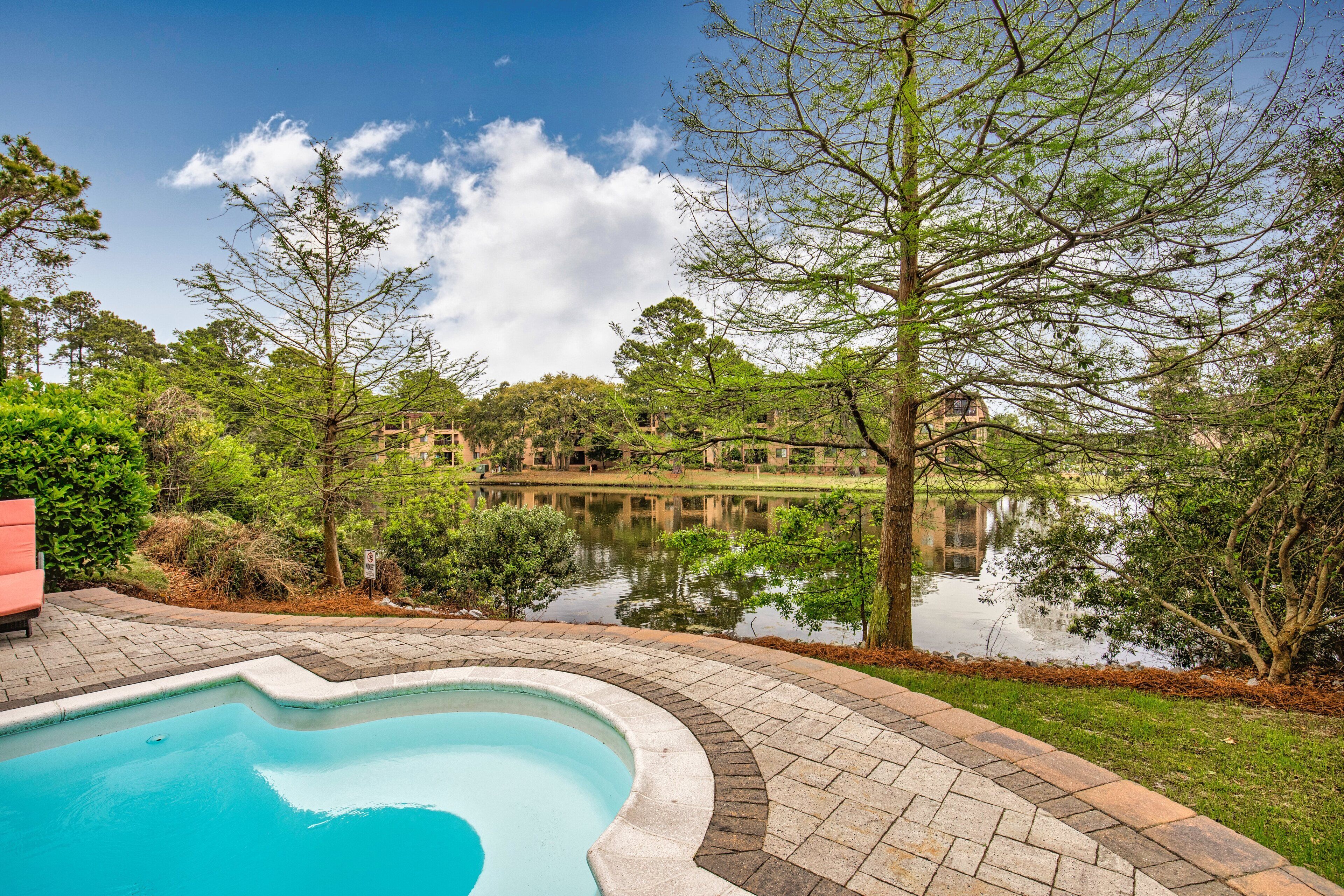Resort Style Free Heated Pool, 6 Bedrooms, Short Walk to the Beach