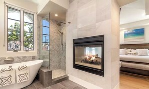 Douche, sèche-cheveux, bidet, serviettes fournies