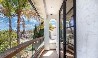 Villa Acacia- Contemporary Vacation Home 