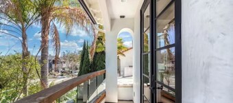 Villa Acacia- Contemporary Vacation Home