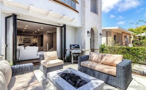 Terrace/patio - Villa Acacia- Contemporary Vacation Home  (Newport Beach)
