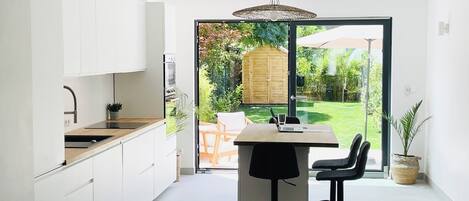 Lemari es besar, microwave, oven, dan kompor