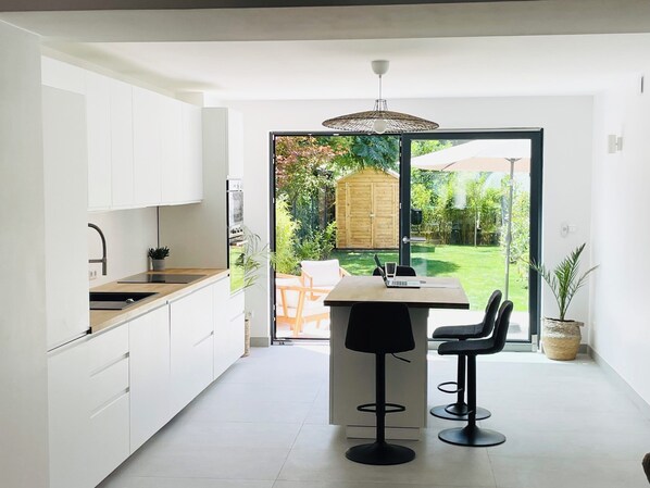 Full-sized fridge, microwave, oven, stovetop - Modern townhouse - Private Garden (Differdange)