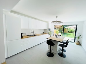 Full-sized fridge, microwave, oven, stovetop - Modern townhouse - Private Garden (Differdange)