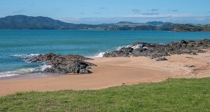 Moanavista - Large Pool and Sea Views