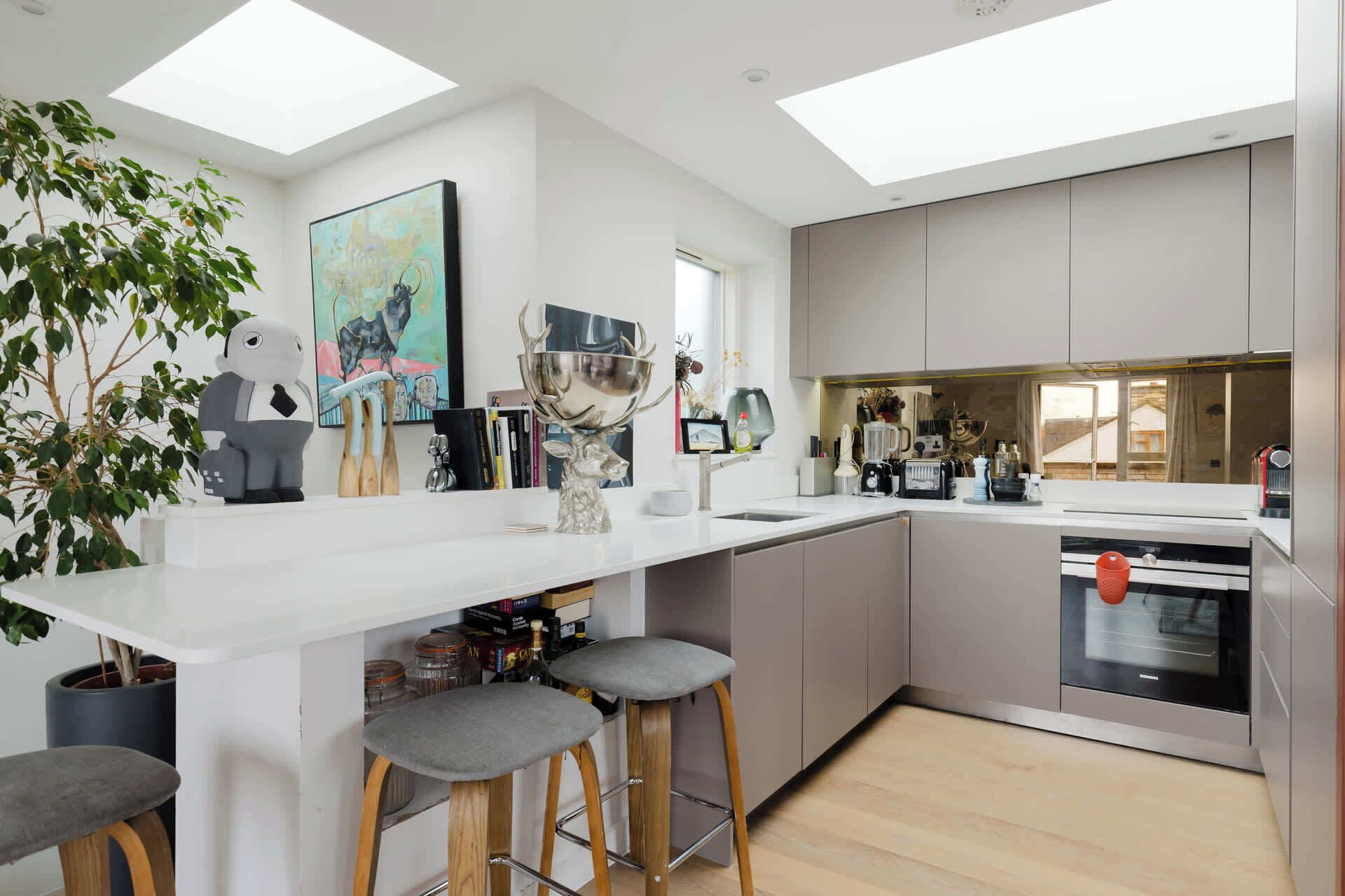 Coffee/tea maker, fridge, oven, stovetop