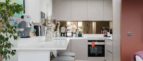 Fridge, oven, stovetop, dishwasher