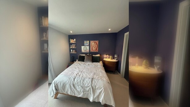 Une chambre à coucher avec un lit, des tables de chevet et des éléments de décoration murale.