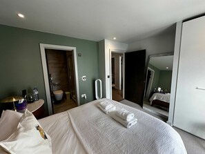 2 bedrooms, iron/ironing board, internet, bed sheets