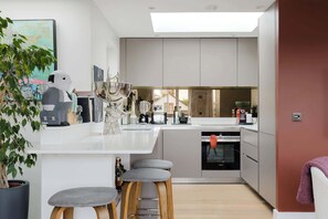 Fridge, oven, stovetop, dishwasher