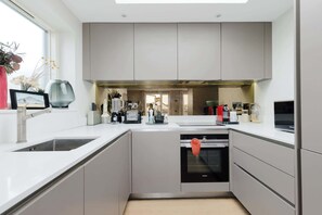 Fridge, oven, stovetop, dishwasher