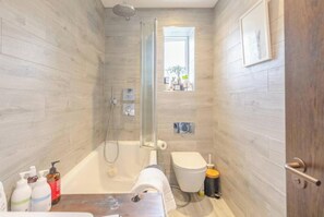 Bathtub - Spacious and Stylishly Designed 2BD Flat, Clapham (London)