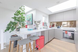 Fridge, oven, stovetop, dishwasher - Spacious and Stylishly Designed 2BD Flat, Clapham (London)