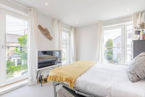2 bedrooms, iron/ironing board, internet, bed sheets - Spacious and Stylishly Designed 2BD Flat, Clapham (London)