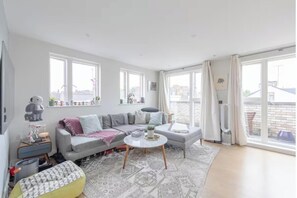 TV - Spacious and Stylishly Designed 2BD Flat, Clapham (London)