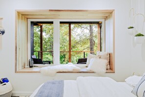 4 bedrooms, iron/ironing board, free WiFi, bed sheets - Letting Geaux is a 4BR/3BA holiday mountain retreat for 8, featuring a private hot tub, game room, ethanol fireplace, firepit & a spacious deck for festive gatherings. Perfect for cozy winter escapes, Christmas celebrations & family holiday memories. (Young Harris)