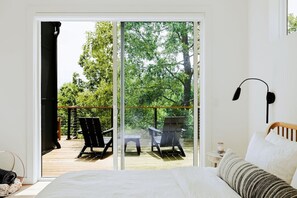 4 bedrooms, iron/ironing board, free WiFi, bed sheets - Letting Geaux is a modern mountain retreat built for elevated stays. Enjoy a private hot tub, game room with pool table, expansive decks, and fire pit. Perfect for spring getaways, slow mornings, and relaxed evenings under the stars. (Young Harris)