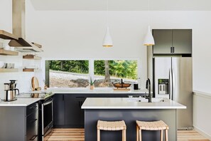 Réfrigérateur, four à micro-ondes, un four, surface de cuisson