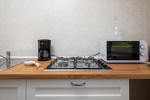 Een koelkast, een magnetron, een oven, een kookplaat