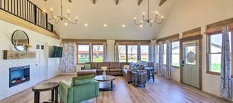 Headquarters @ Prairie Base, Roomy 2 King Ensuites