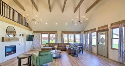 Headquarters @ Prairie Base, Roomy 2 King Ensuites