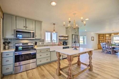 Headquarters @ Prairie Base, Roomy 2 King Ensuites