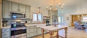 Headquarters @ Prairie Base, Roomy 2 King Ensuites