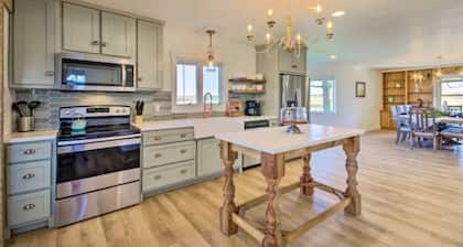 Headquarters @ Prairie Base, Roomy 2 King Ensuites