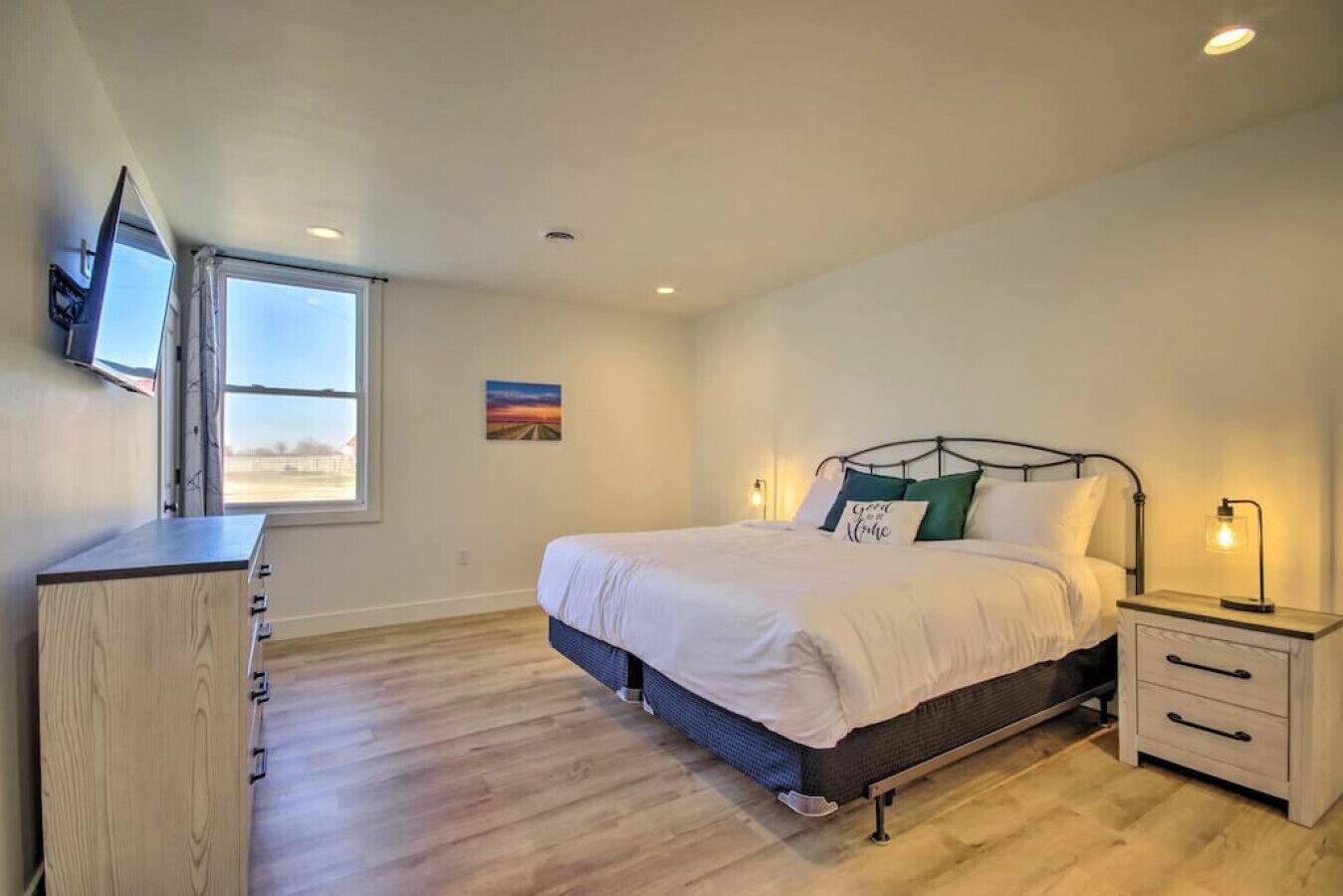 2 bedrooms, desk, iron/ironing board, free WiFi