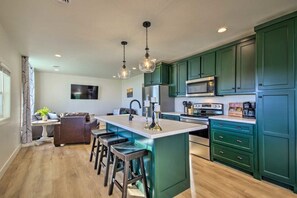 Een koelkast, een magnetron, een oven, een kookplaat