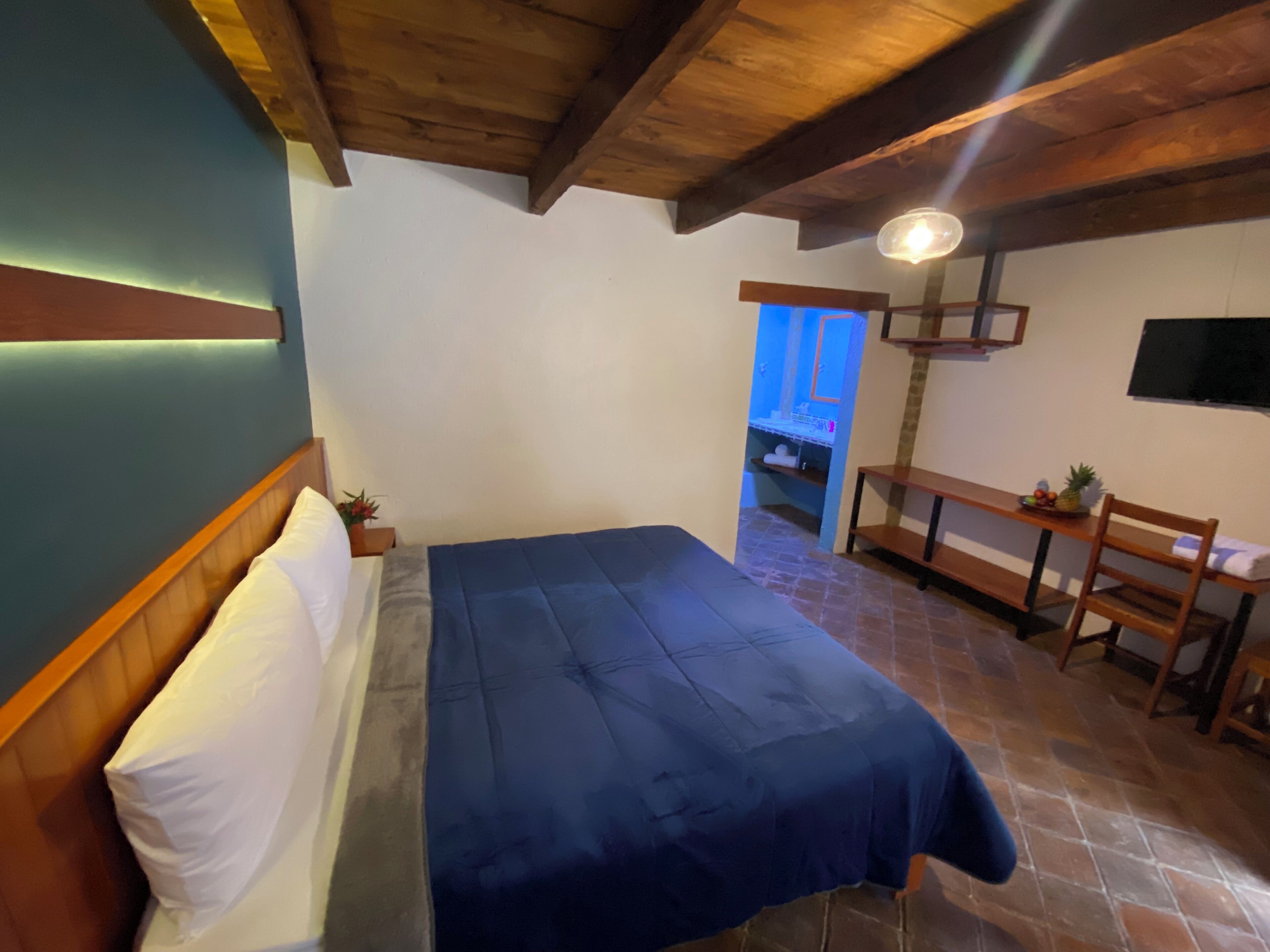 Habitación superior | Espacio para trabajar con laptop y wifi gratis 