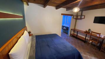 Habitación superior | Espacio para trabajar con laptop y wifi gratis