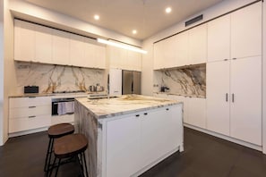 Fridge, microwave, oven, stovetop - Spacious CBD Penthouse w Parking Pool and Gym (West Melbourne)