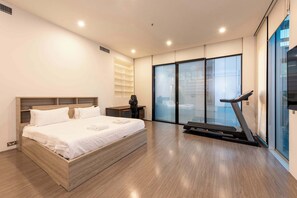 Unclassified image, 4 of 28, button - Spacious CBD Penthouse w Parking Pool and Gym (West Melbourne)