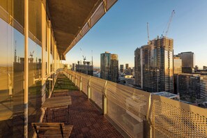 Terrace/patio - Spacious CBD Penthouse w Parking Pool and Gym (West Melbourne)