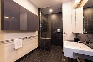 Bathtub, shampoo