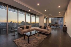 TV, offices - Spacious CBD Penthouse w Parking Pool and Gym (West Melbourne)