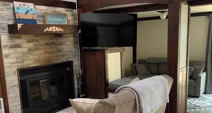 Pickeral Lake Cottage w/ Fish & Ski boat 2 bedrooms 1 bath