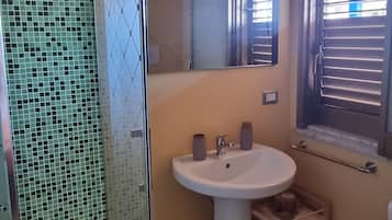 Douche, sèche-cheveux, bidet, serviettes fournies