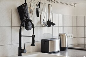 Fridge, oven, stovetop, coffee/tea maker